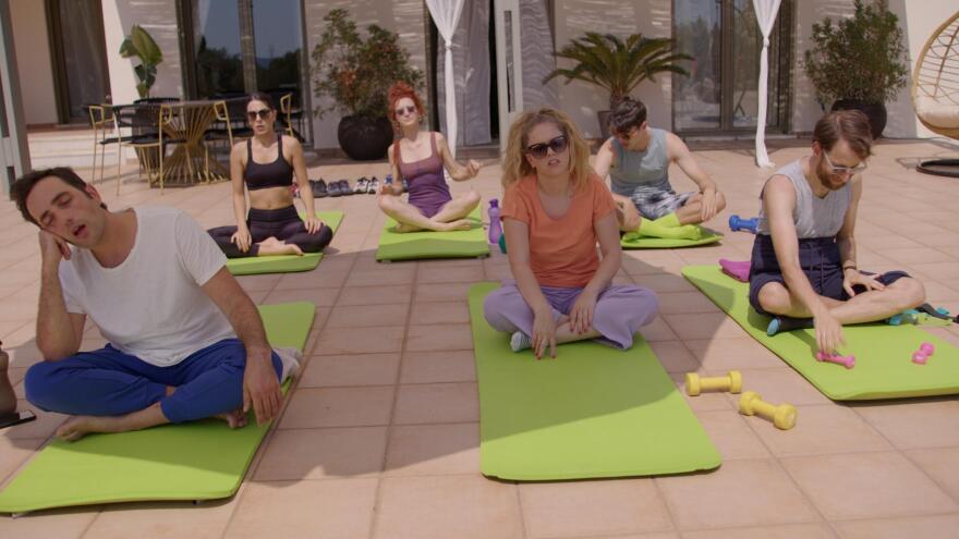 Άσε μας ρε μαμά: Ένας νέος άντρας μπαίνει στη ζωή της Ρωξάνης και «χαλάει τις ισορροπίες» - Βίντεο