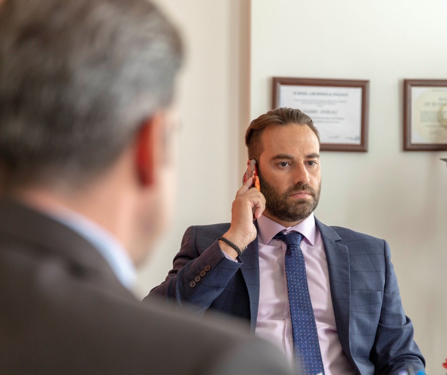 Άσε μας ρε μαμά: Ένας νέος άντρας μπαίνει στη ζωή της Ρωξάνης και «χαλάει τις ισορροπίες» - Βίντεο