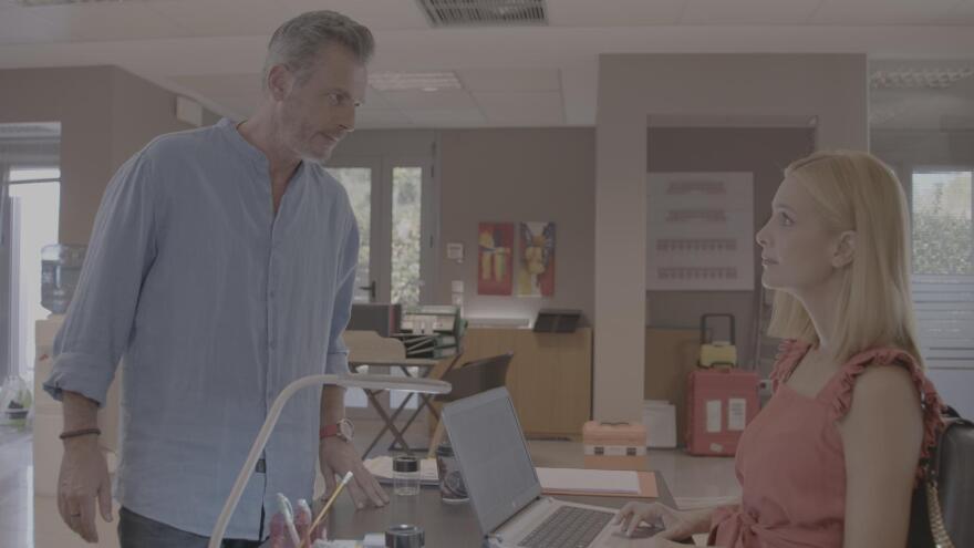 Άσε μας ρε μαμά: Ένας νέος άντρας μπαίνει στη ζωή της Ρωξάνης και «χαλάει τις ισορροπίες» - Βίντεο