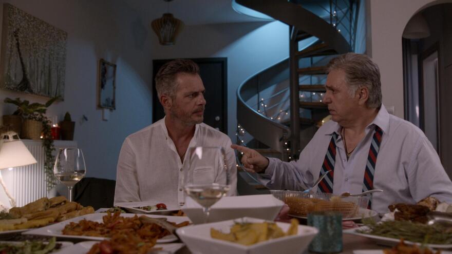 Άσε μας ρε μαμά: Ένας νέος άντρας μπαίνει στη ζωή της Ρωξάνης και «χαλάει τις ισορροπίες» - Βίντεο