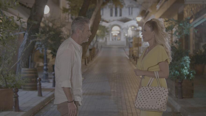 Άσε μας ρε μαμά: Ένας νέος άντρας μπαίνει στη ζωή της Ρωξάνης και «χαλάει τις ισορροπίες» - Βίντεο