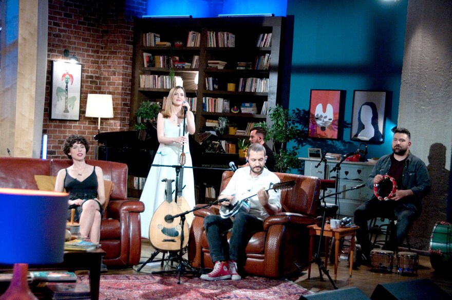 Το «Μουσικό Κουτί» κάνει πρεμιέρα με τον θρύλο της ροκ, Έρικ Μπάρντον - Δείτε αποσπάσματα