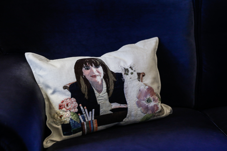 Η Κατερίνα Σακελλαροπούλου και η γάτα της σε... κεντητό μαξιλαράκι - Δείτε φωτογραφίες από το προεδρικό μέγαρο