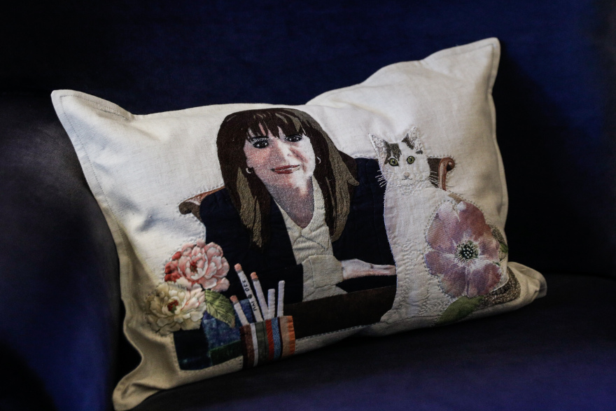 Η Κατερίνα Σακελλαροπούλου και η γάτα της σε... κεντητό μαξιλαράκι - Δείτε φωτογραφίες από το προεδρικό μέγαρο