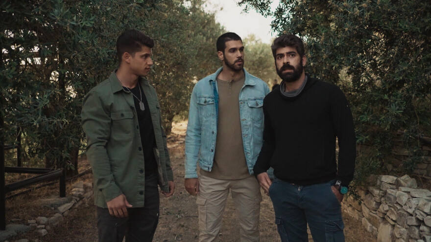 H Γη της Ελιάς: Ο Αλέξης μεταφέρει τη Μυρτάλη, τραυματισμένη, στο νοσοκομείο