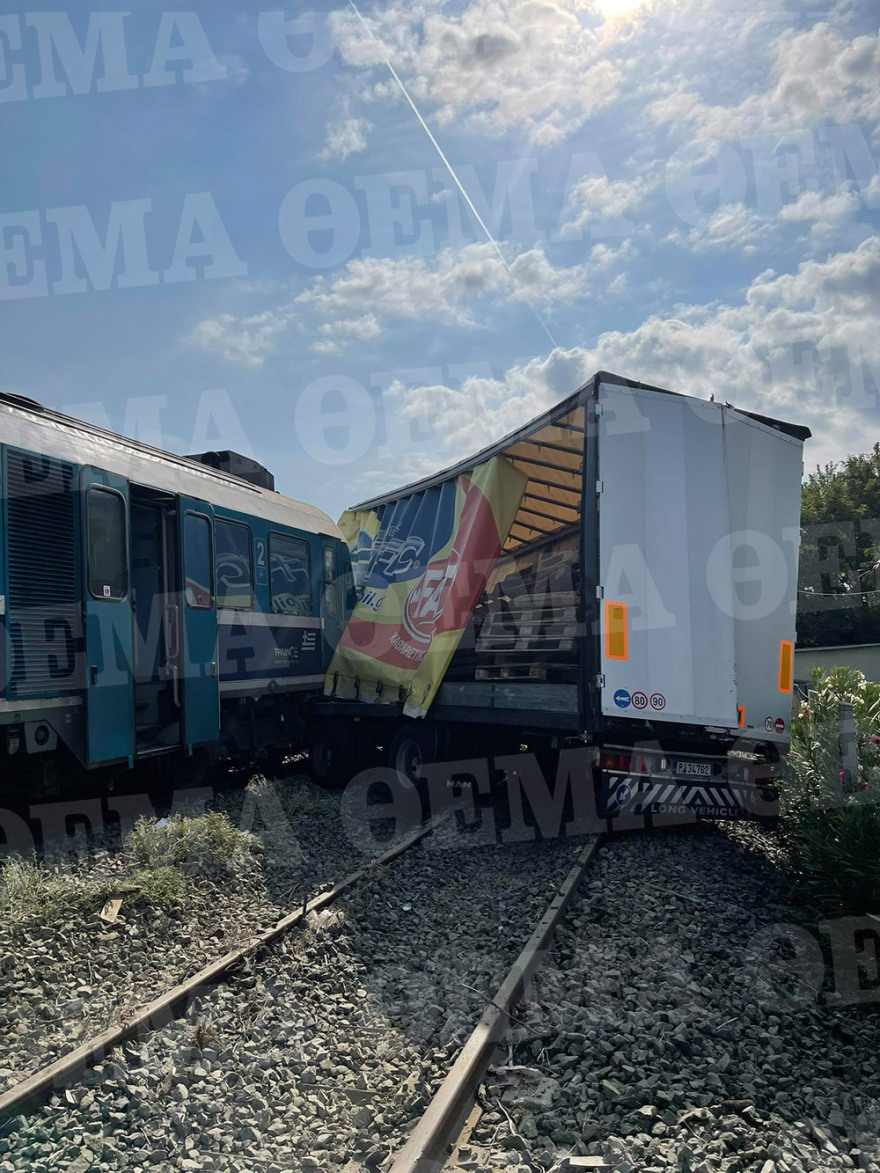 Τρένο συγκρούστηκε με φορτηγό έξω από τη Θεσσαλονίκη - Δείτε φωτογραφίες