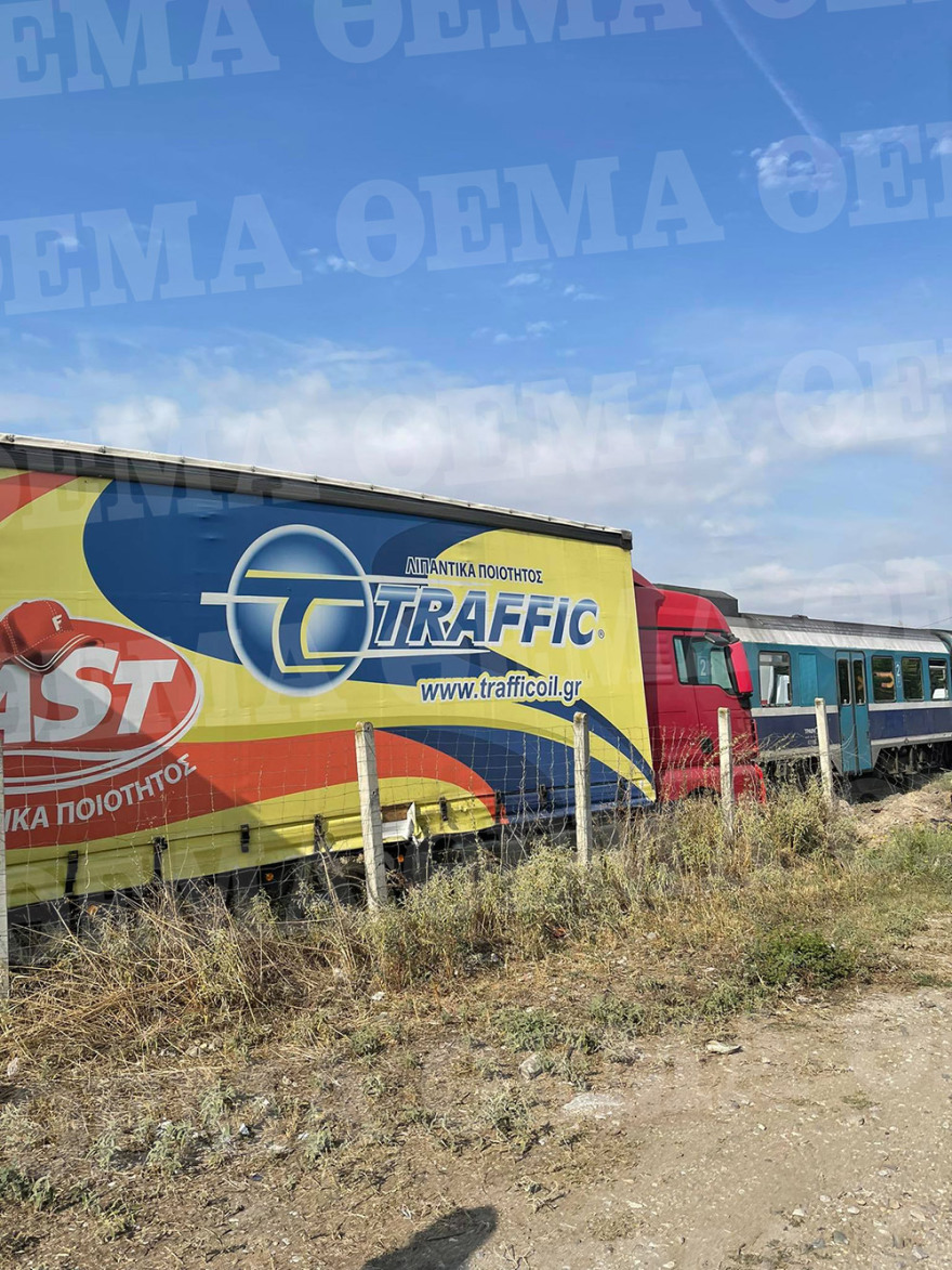 Τρένο συγκρούστηκε με φορτηγό έξω από τη Θεσσαλονίκη - Δείτε φωτογραφίες