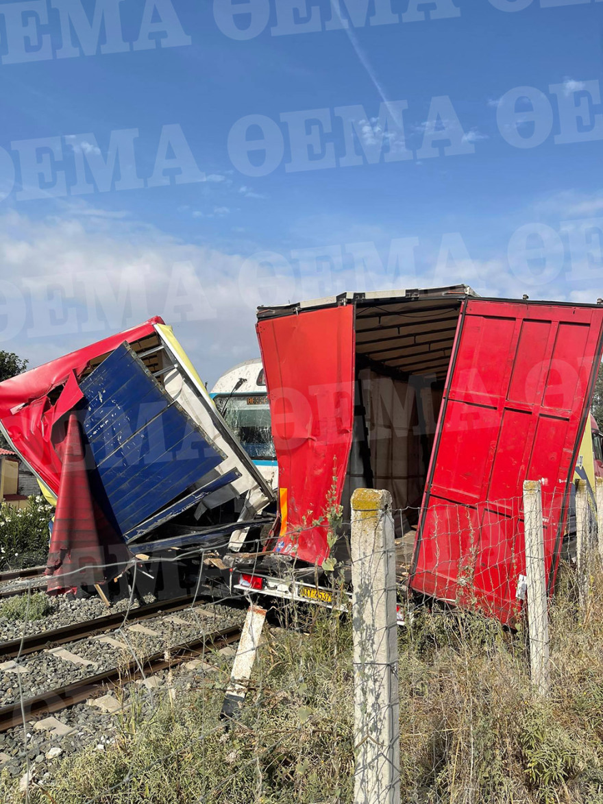Τρένο συγκρούστηκε με φορτηγό έξω από τη Θεσσαλονίκη - Δείτε φωτογραφίες