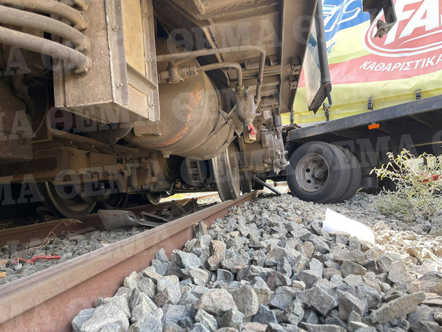 Τρένο συγκρούστηκε με φορτηγό έξω από τη Θεσσαλονίκη - Δείτε φωτογραφίες