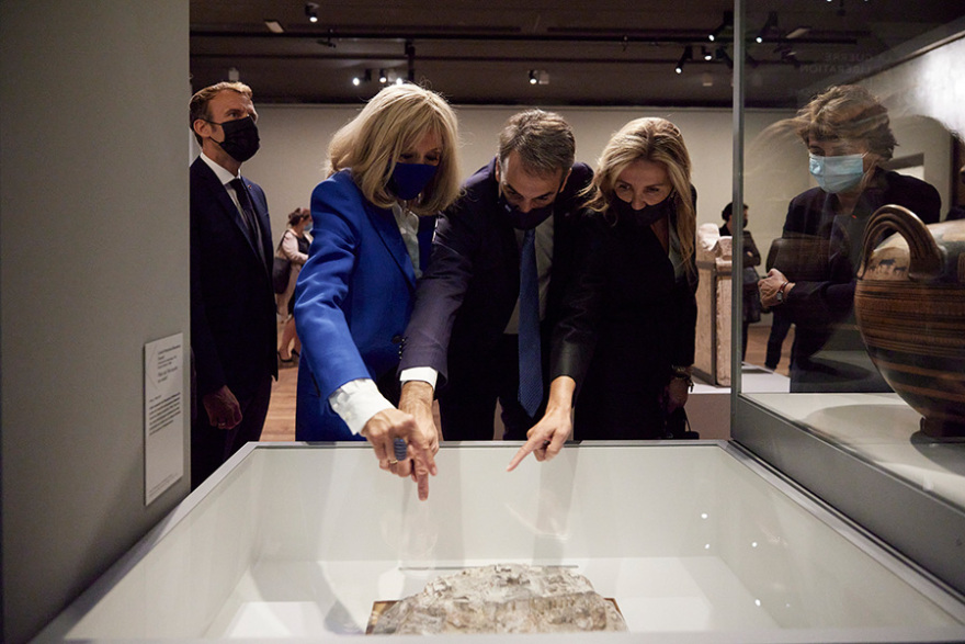 Μητσοτάκης και Μακρόν στο Λούβρο: «Ιστορία αγάπης» η σχέση των δύο χωρών, λέει ο Γάλλος πρόεδρος - Δείτε φωτογραφίες