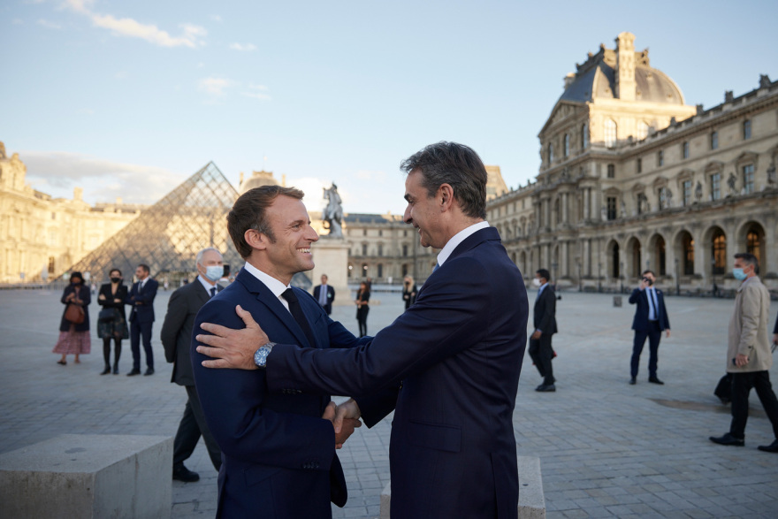Μητσοτάκης και Μακρόν δίνουν σάρκα και οστά στο σύνθημα «Ελλάς - Γαλλία - Συμμαχία»