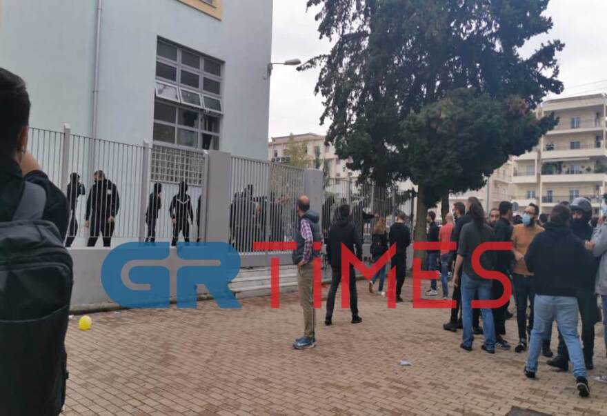 Θεσσαλονίκη: Νέα επεισόδια με μολότοφ και κροτίδες έξω από το ΕΠΑΛ Σταυρούπολης