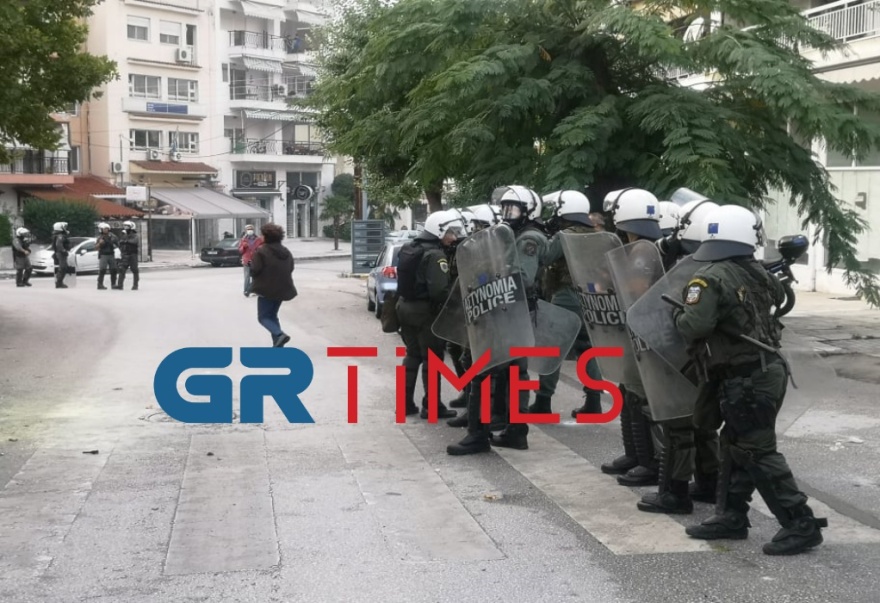 Νέος πετροπόλεμος και χημικά στο ΕΠΑΛ Σταυρούπολης -  Μία σύλληψη και 19 προσαγωγές από την ΕΛ.ΑΣ.