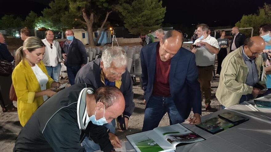 Ο Δήμος Διονύσου τίμησε τον θρύλο του ποδοσφαίρου Μίμη Δομάζο, 50 χρόνια μετά το έπος του Γουέμπλεϊ