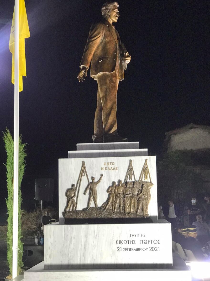 Βανδάλισαν το άγαλμα του ήρωα δημοσιογράφου του Πόντου, Νίκου Καπετανίδη - Δείτε φωτογραφίες