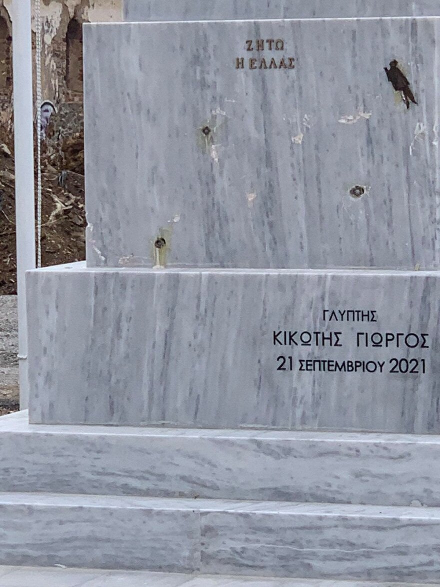 Βανδάλισαν το άγαλμα του ήρωα δημοσιογράφου του Πόντου, Νίκου Καπετανίδη - Δείτε φωτογραφίες