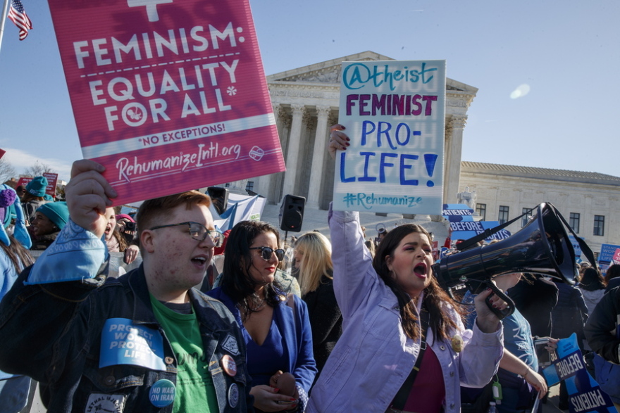 Αμβλώσεις στις ΗΠΑ: Εκεί που τα όπλα έχουν περισσότερα δικαιώματα από τις γυναίκες