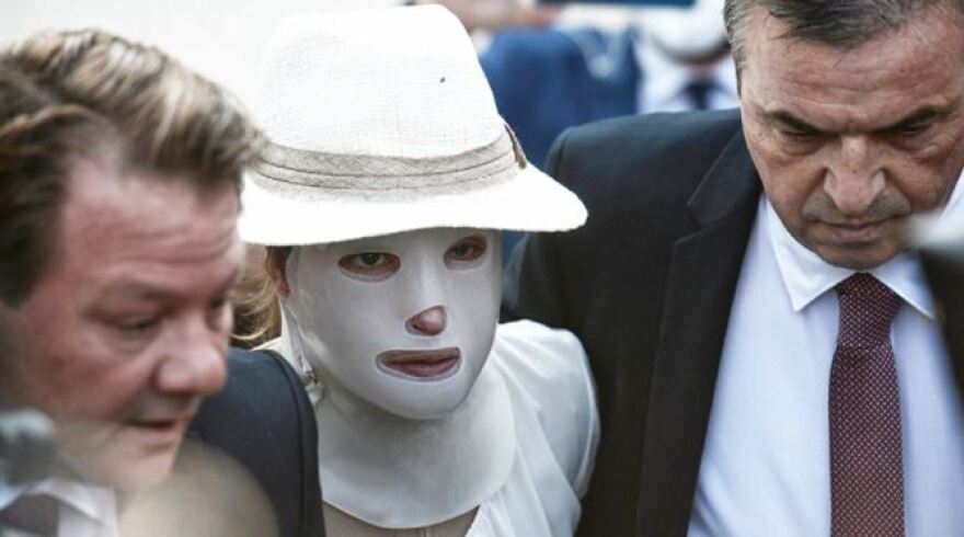 Επίθεση με βιτριόλι: Οι συγκλονιστικές καταθέσεις, οι φόβοι της Ιωάννας για το αύριο και η απάθεια της κατηγορούμενης