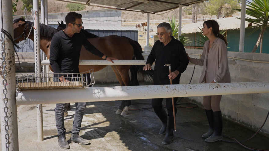 ﻿«Η Γη της Ελιάς»: Ο αστυνόμος φτάνει πολύ κοντά στον βασικό ύποπτο της διπλής δολοφονίας και η υπόθεση περιπλέκεται 