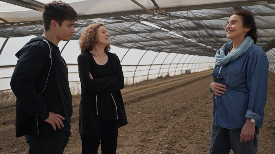 ﻿«Η Γη της Ελιάς»: Ο αστυνόμος φτάνει πολύ κοντά στον βασικό ύποπτο της διπλής δολοφονίας και η υπόθεση περιπλέκεται 