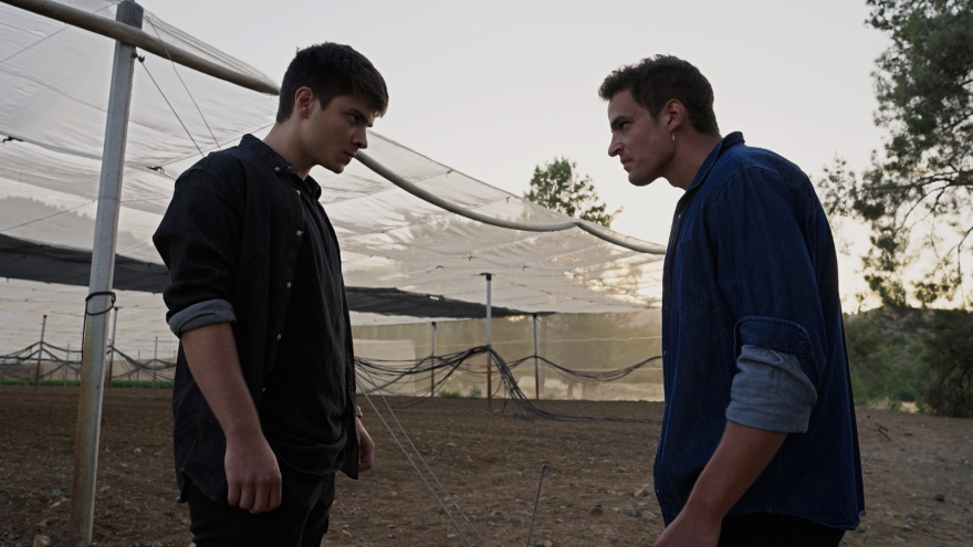 ﻿«Η Γη της Ελιάς»: Ο αστυνόμος φτάνει πολύ κοντά στον βασικό ύποπτο της διπλής δολοφονίας και η υπόθεση περιπλέκεται 