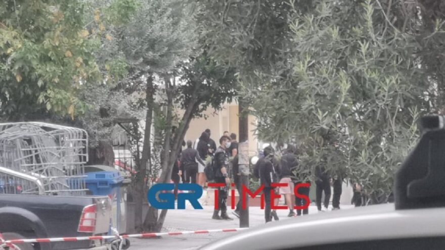 Νέα επεισόδια έξω απο το ΕΠΑΛ Ευόσμου: Κροτίδες, πέτρες και φωτιές σε κάδους