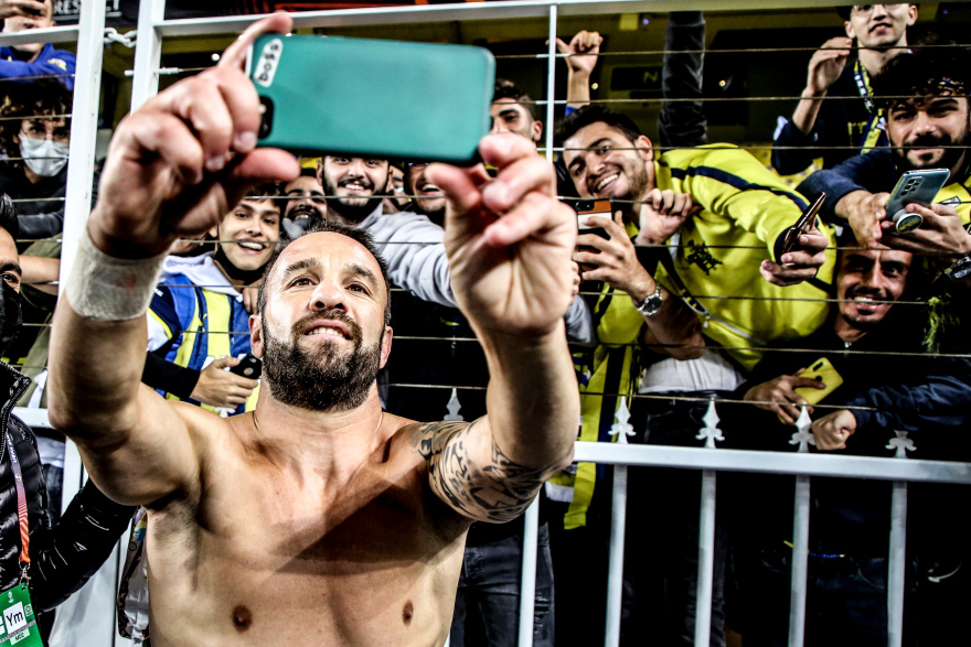 Ολυμπιακός: Επέστρεψε τα ξημερώματα με το «διπλό» στις αποσκευές μετά την… άλωση της Πόλης – Δείτε βίντεο