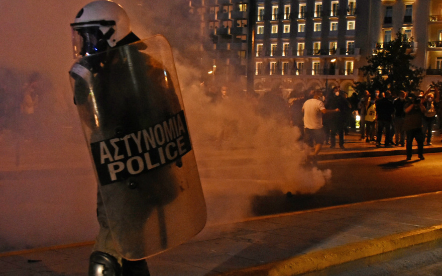 Δείτε βίντεο: Επεισόδια και χημικά στην πορεία κατά του νομοσχεδίου για την αξιολόγηση εκπαιδευτικών