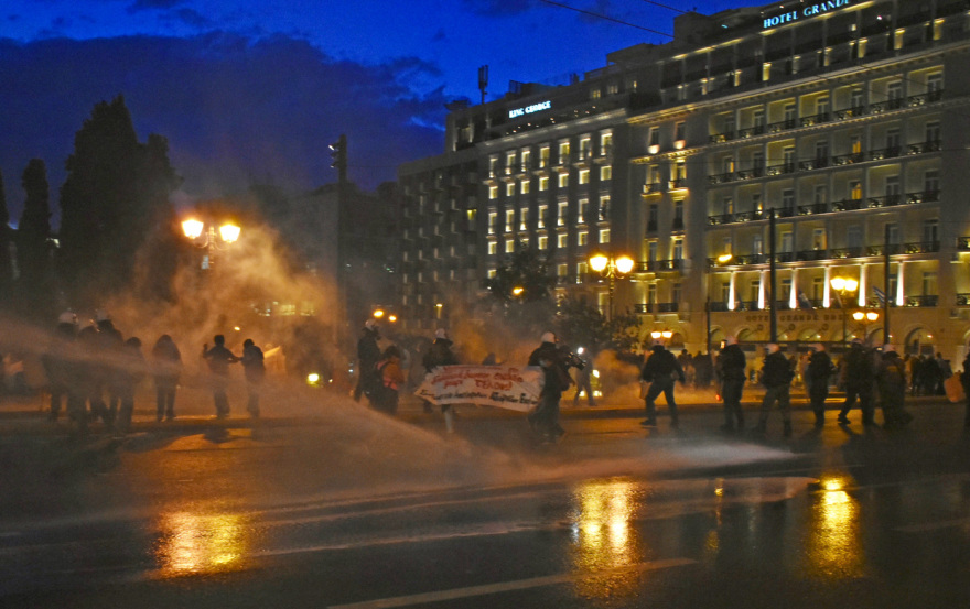 Δείτε βίντεο: Επεισόδια και χημικά στην πορεία κατά του νομοσχεδίου για την αξιολόγηση εκπαιδευτικών