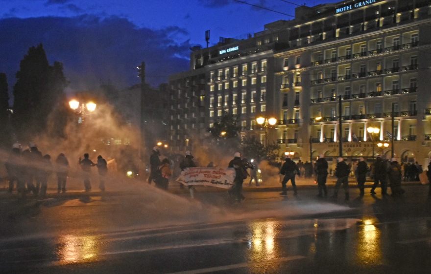 Δείτε βίντεο: Επεισόδια και χημικά στην πορεία κατά του νομοσχεδίου για την αξιολόγηση εκπαιδευτικών