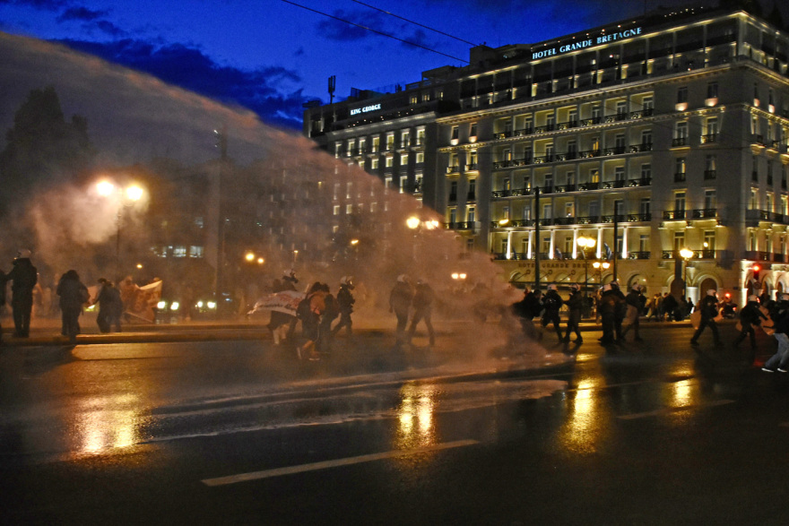 Δείτε βίντεο: Επεισόδια και χημικά στην πορεία κατά του νομοσχεδίου για την αξιολόγηση εκπαιδευτικών