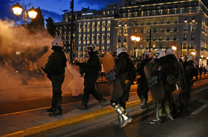 Δείτε βίντεο: Επεισόδια και χημικά στην πορεία κατά του νομοσχεδίου για την αξιολόγηση εκπαιδευτικών