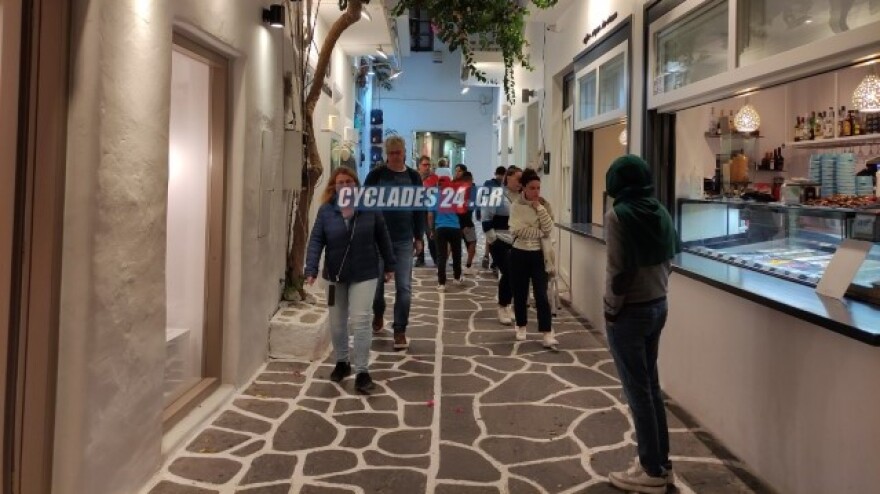 Το καλοκαίρι δεν τελειώνει στα ελληνικά νησιά: Μέχρι Νοέμβριο πάει η τουριστική σεζόν