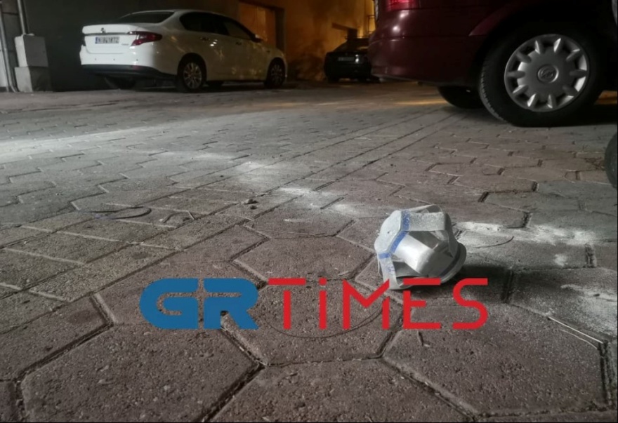 Επεισόδια στη Θεσσαλονίκη: Εκτεταμένες ζημιές από τις πέτρες και τα βεγγαλικά