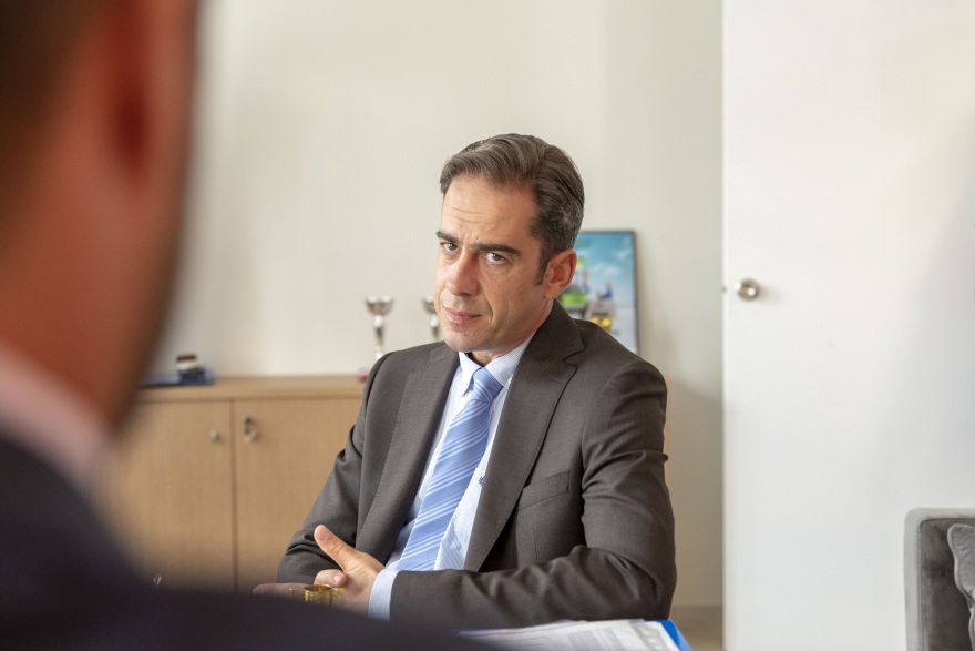 Άσε μας ρε μαμά: Ο Θωμάς διεκδικεί την Ρωξάνη, όμως η Έλλη την πιάνει με τον Δημήτρη σε μια «ιδιαίτερη στιγμή»