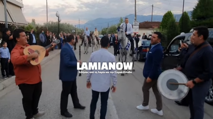 Γαμπρός πήγε στην εκκλησία καβάλα στο άλογο στον Γοργοπόταμο - Δείτε βίντεο και φωτογραφίες