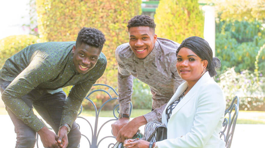 H οικογένεια Αντετοκούνμπο αγοράζει στο «Costa Navarino»