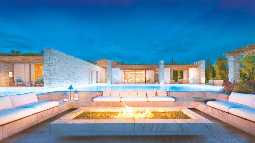 H οικογένεια Αντετοκούνμπο αγοράζει στο «Costa Navarino»