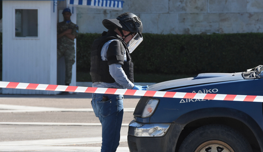 Πρωτοφανές: Φορτηγάκι με φιάλες υγραερίου στο Μνημείο του Άγνωστου Στρατιώτη! - Δείτε φωτογραφίες