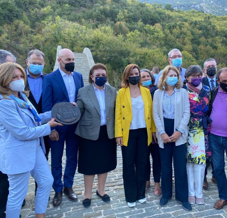 Λίνα Μενδώνη: Βραβεύτηκε για την αποκατάσταση του Γεφυριού της Πλάκας