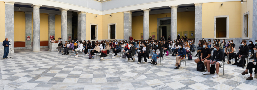 Με μάσκες, πιστοποιητικό εμβολιασμού ή αρνητικό rapid test επέστρεψαν φοιτητές στα αμφιθέατρα του ΕΜΠ