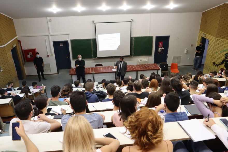 Με μάσκες, πιστοποιητικό εμβολιασμού ή αρνητικό rapid test επέστρεψαν φοιτητές στα αμφιθέατρα του ΕΜΠ