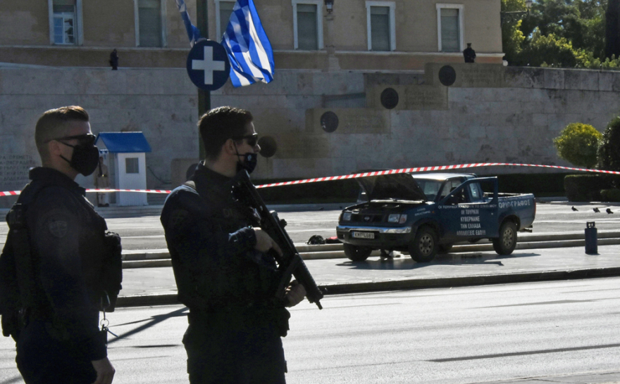 Με ψυχολογικά προβλήματα ο 58χρονος που «ανέβηκε» στον Άγνωστο Στρατιώτη - Τι είχε στο φορτηγάκι 