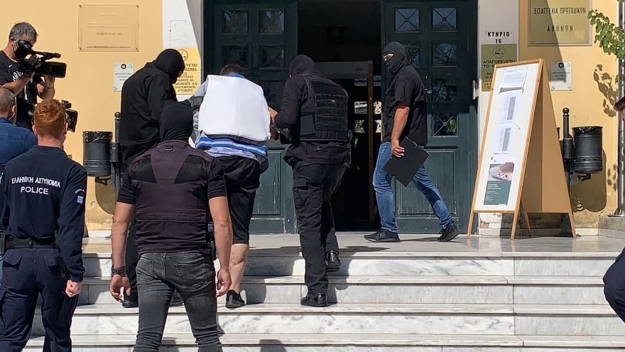 Στον εισαγγελέα ο 34χρονος τρομοκράτης του ISIS - Δείτε βίντεο και φωτογραφίες