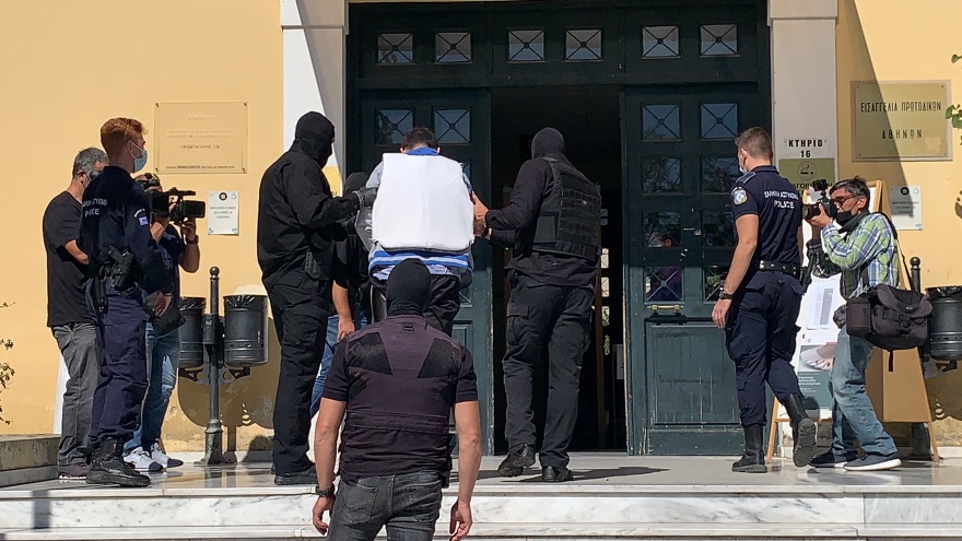 Στον εισαγγελέα ο 34χρονος τρομοκράτης του ISIS - Δείτε βίντεο και φωτογραφίες