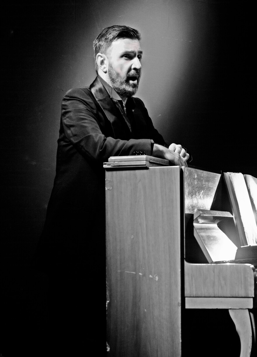 Δημοσθένης Χρ. Σταυριανός (βαρύτονος): «Με γλώσσα ελληνική - 200 χρόνια επανάσταση» και «Μίκης ωραίος ως Έλληνας»