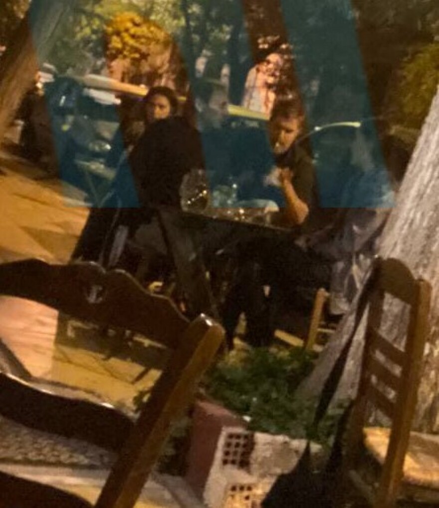 Δέσποινα Βανδή - Βασίλης Μπισμπίκης: Αγκαλιές και φιλιά σε κουτούκι των Εξαρχείων - Φωτογραφίες