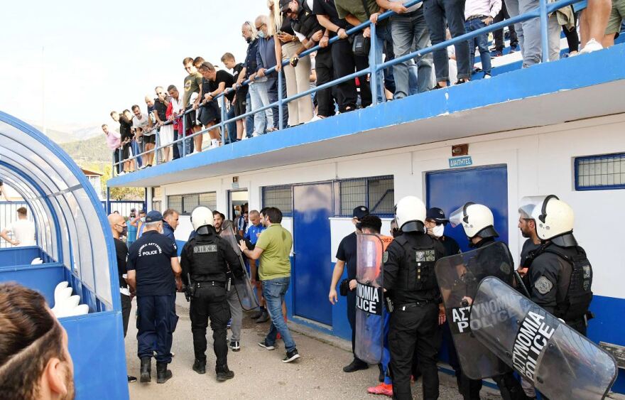 Επεισόδια στον αγώνα Κυπέλλου Παναχαϊκή-Αιγάλεω - Τραυματίστηκε από κροτίδα ο προπονητής Χαραλαμπίδης 