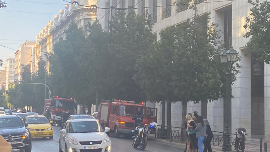 Υπό μερικό έλεγχο η φωτιά σε τράπεζα στο κέντρο της Αθήνας