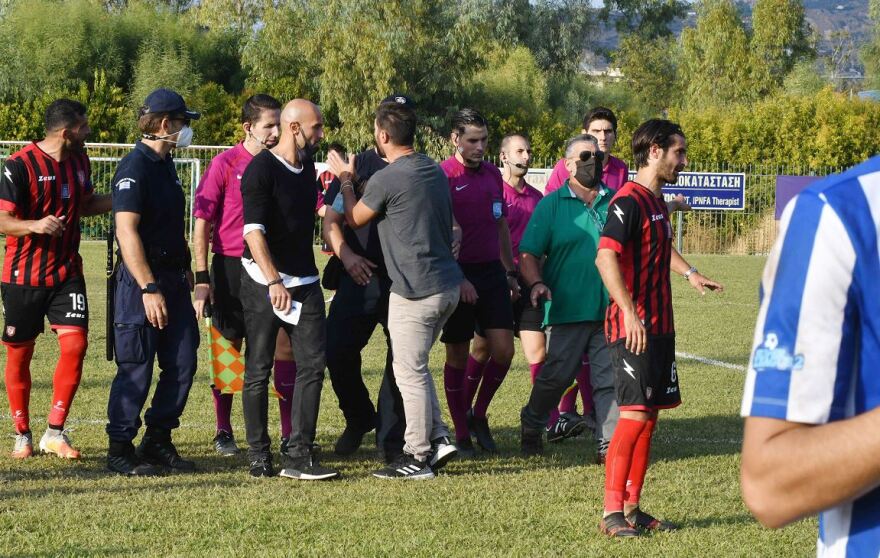 Επεισόδια στον αγώνα Κυπέλλου Παναχαϊκή-Αιγάλεω - Τραυματίστηκε από κροτίδα ο προπονητής Χαραλαμπίδης 